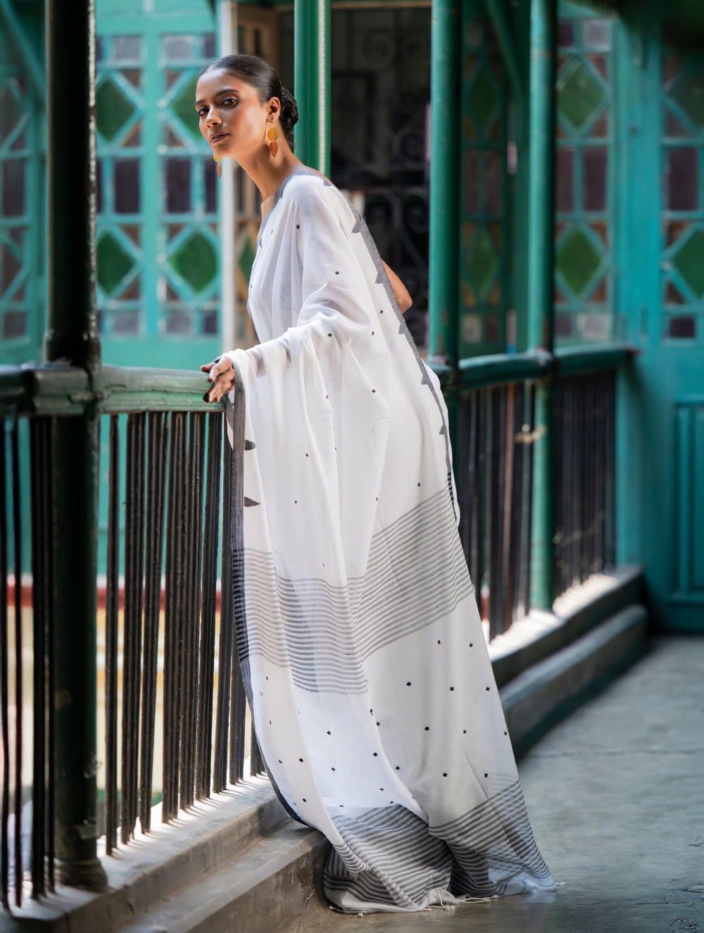 Load image into Gallery viewer, Soft &amp; Light. Handwoven Bengal Cotton Saree - Dhaara