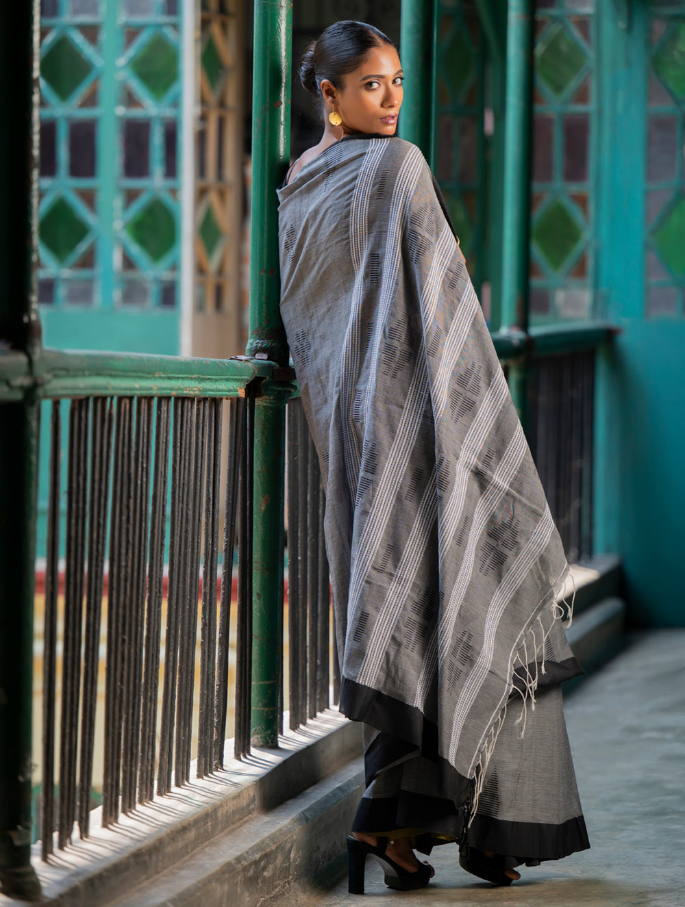 Load image into Gallery viewer, Soft &amp; Light. Handwoven Bengal Cotton Saree - Gentle Slate