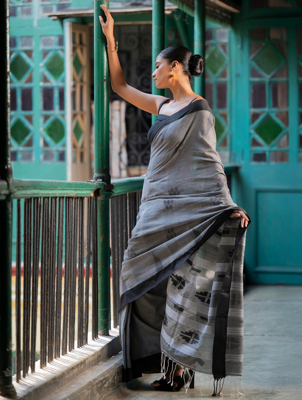 Load image into Gallery viewer, Soft &amp; Light. Handwoven Bengal Cotton Saree - Gentle Slate