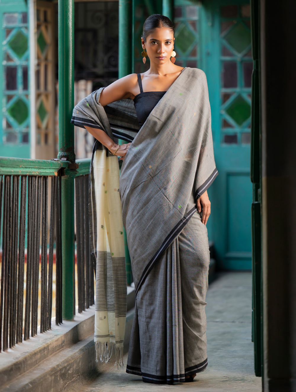 Load image into Gallery viewer, Soft &amp; Light. Handwoven Bengal Cotton Saree - Grey Elegance 