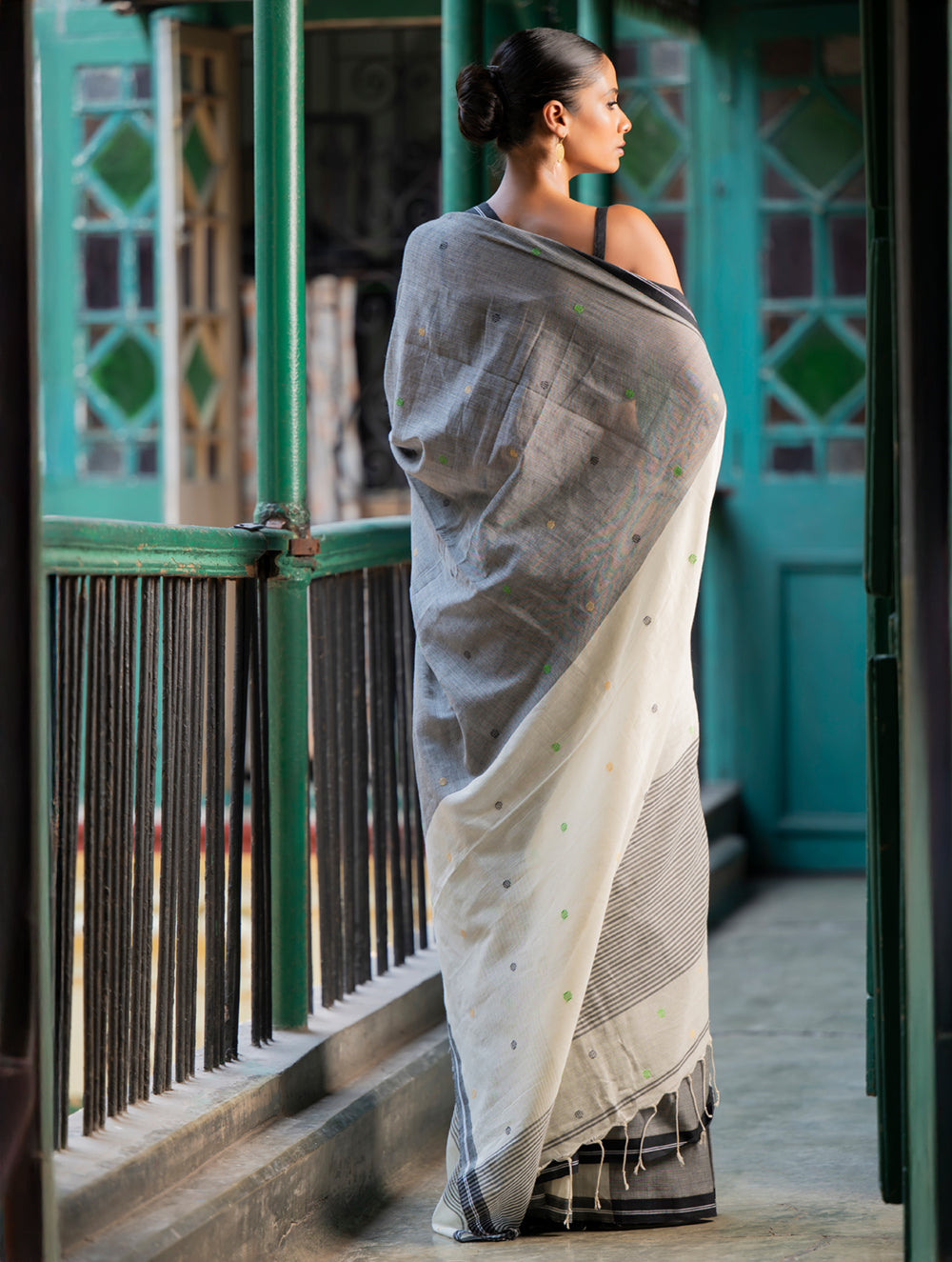 Soft & Light. Handwoven Bengal Cotton Saree - Grey Elegance 