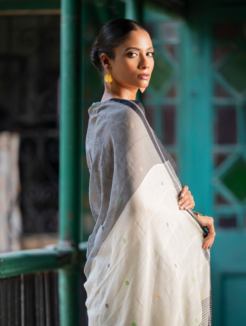 Soft & Light. Handwoven Bengal Cotton Saree - Grey Elegance 