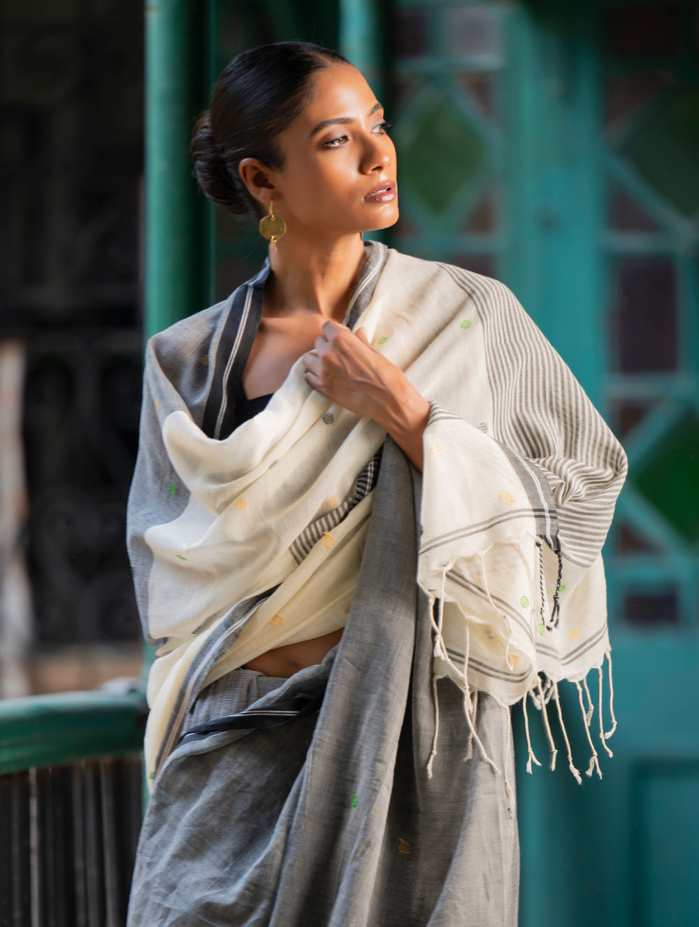 Soft & Light. Handwoven Bengal Cotton Saree - Grey Elegance 