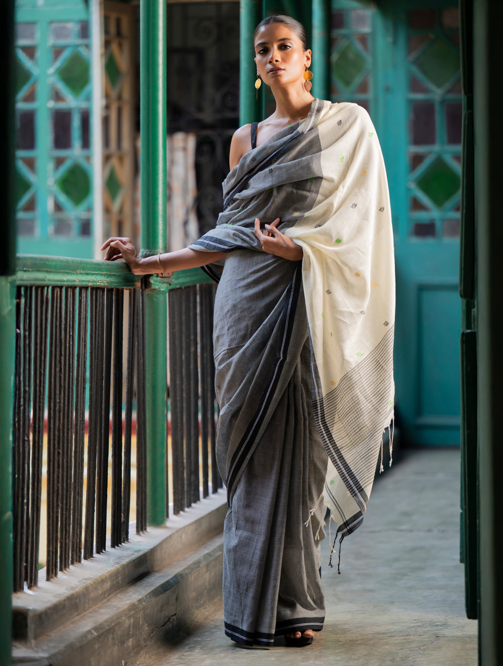 Load image into Gallery viewer, Soft &amp; Light. Handwoven Bengal Cotton Saree - Grey Elegance 