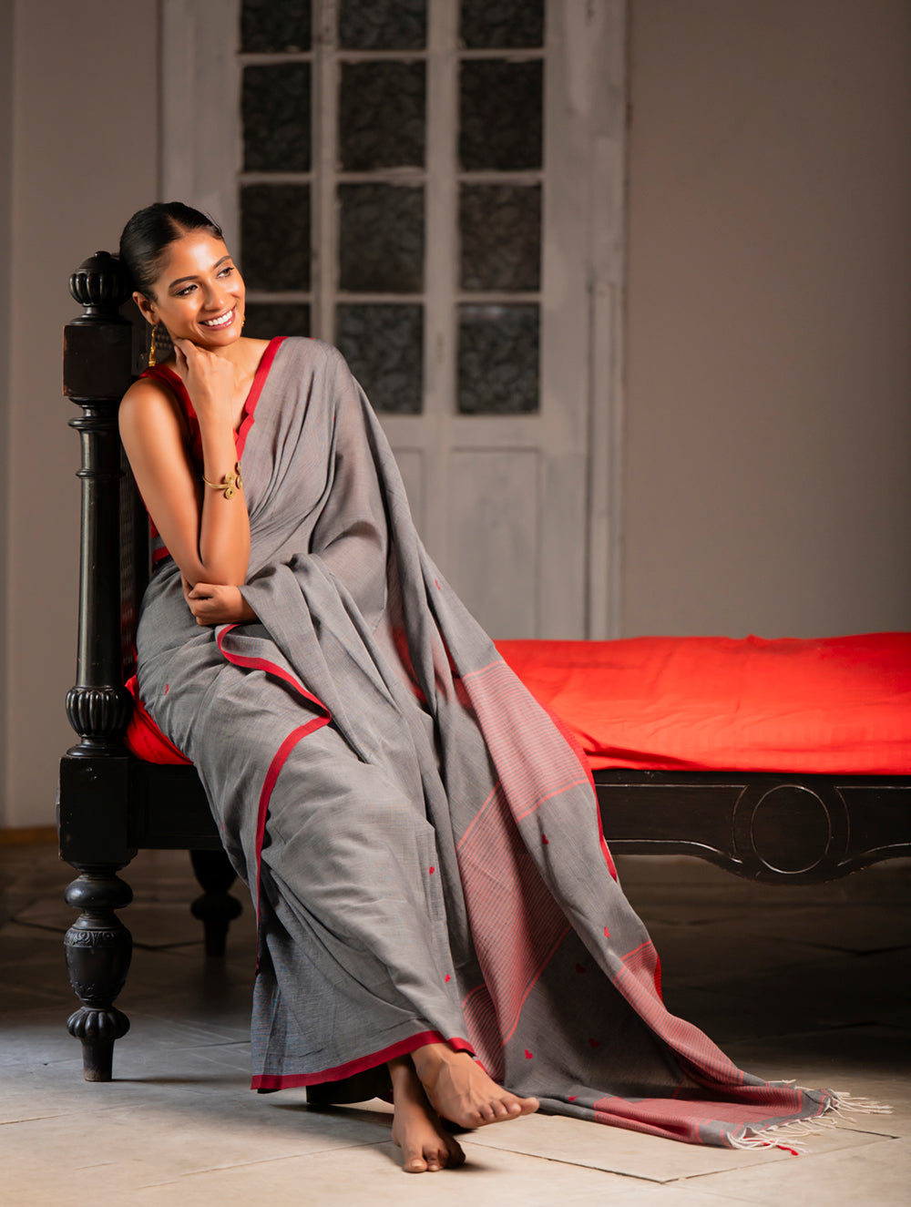 Load image into Gallery viewer, Soft &amp; Light. Handwoven Bengal Cotton Saree - Hearts