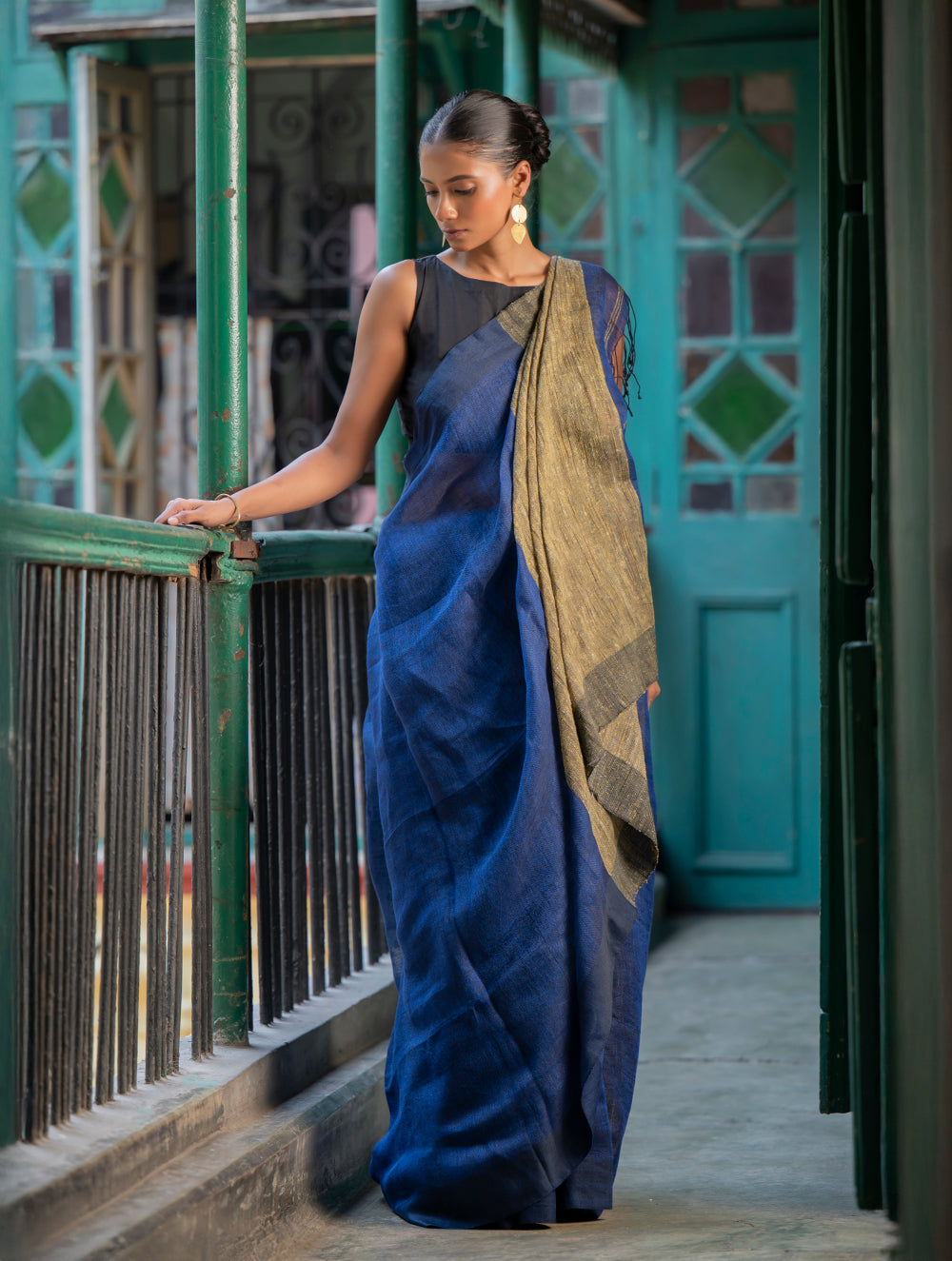 Load image into Gallery viewer, Stunning Elegance. Handwoven Bengal Linen Saree - Indigo Drape