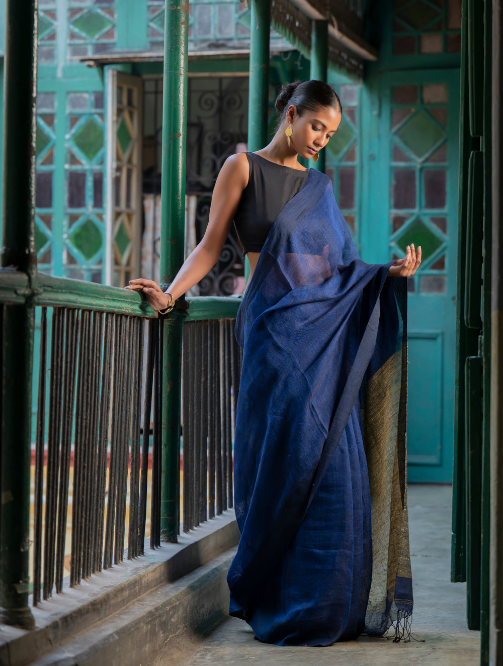 Stunning Elegance. Handwoven Bengal Linen Saree - Indigo Drape