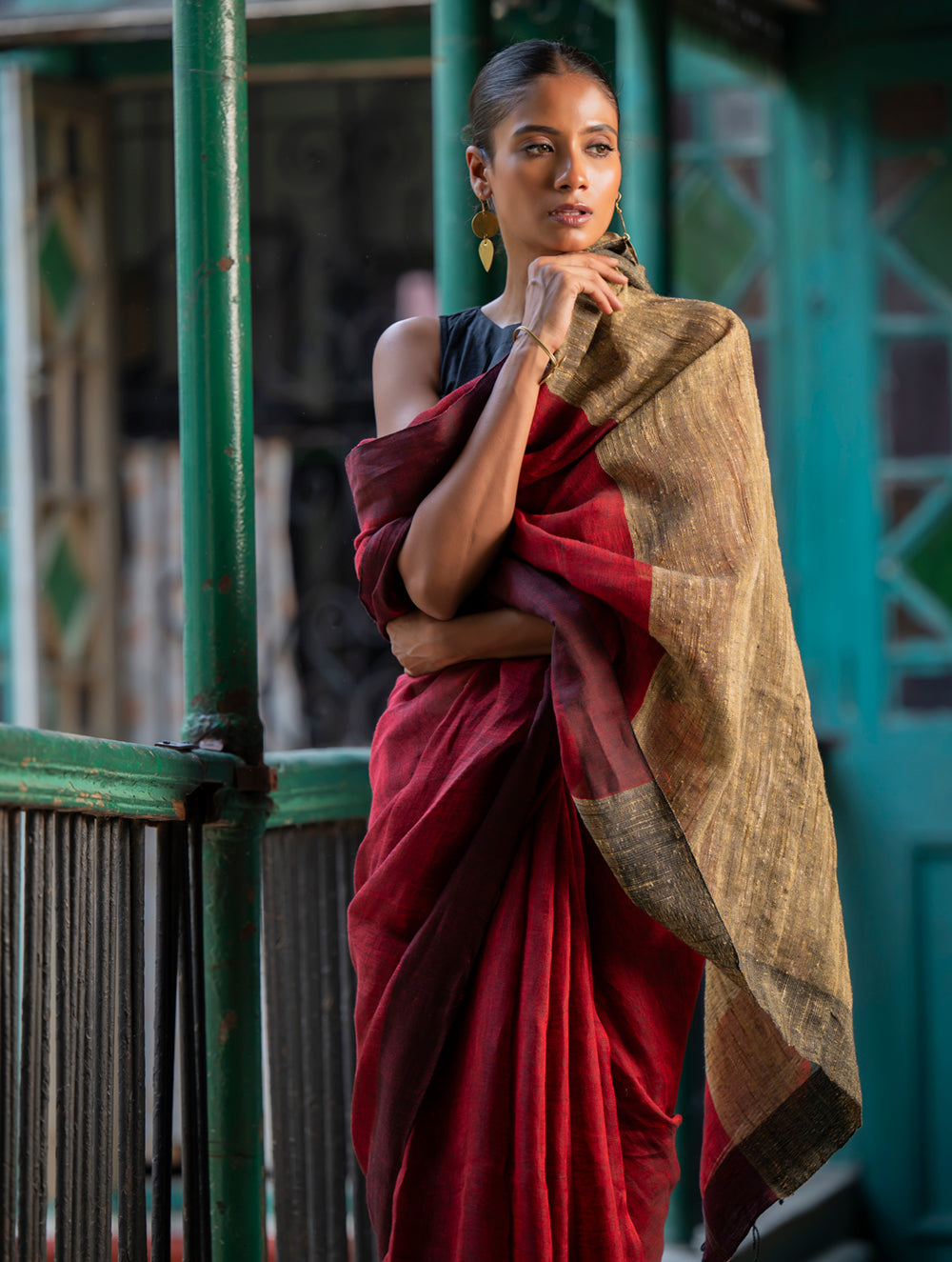 Load image into Gallery viewer, Stunning Elegance. Handwoven Bengal Linen Saree - Scarlet Drape