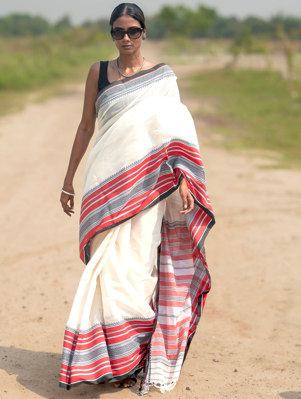 Bengal Weaves. Handwoven Soft Cotton Saree - Ivory Tartan