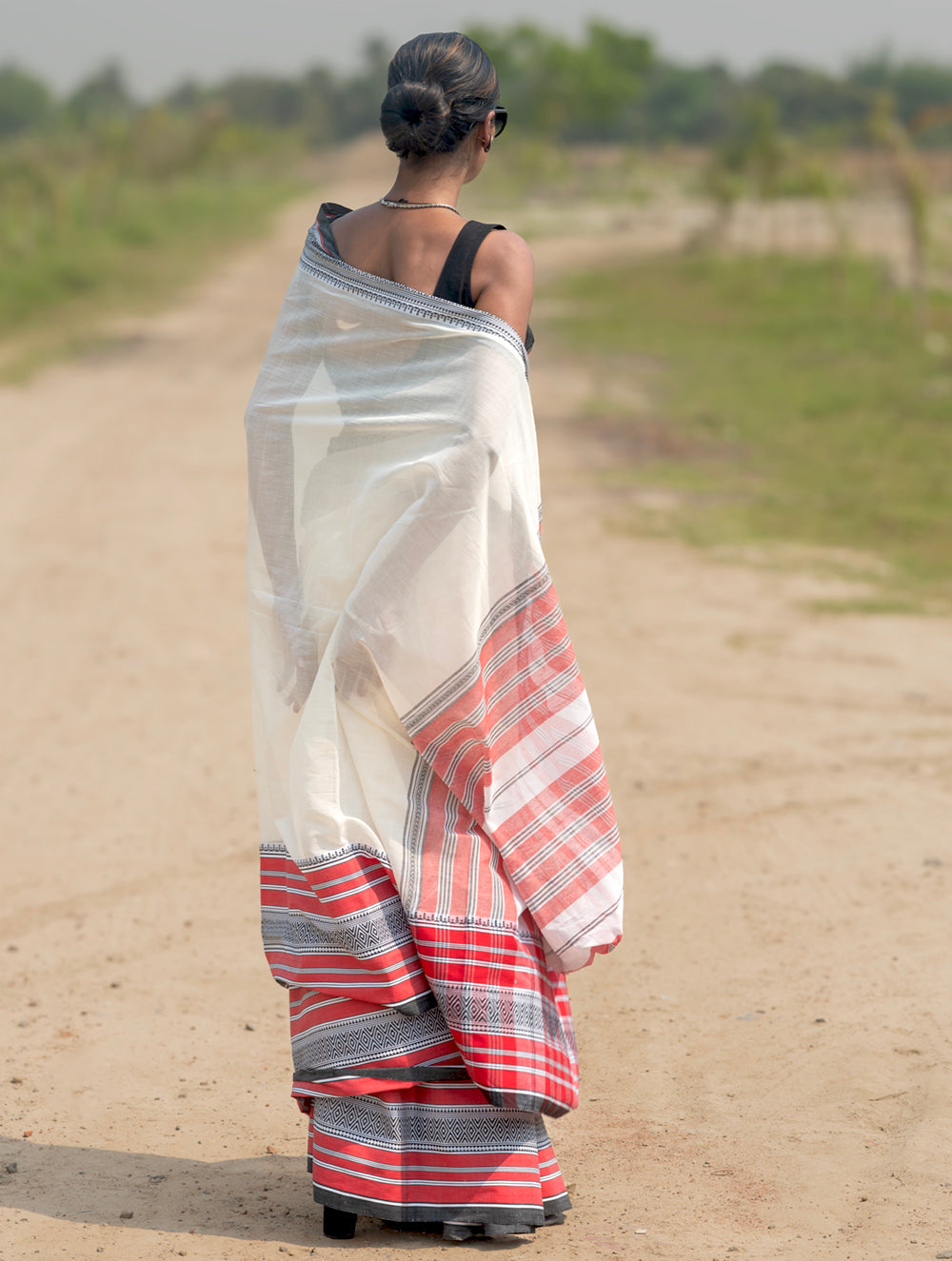 Bengal Weaves. Handwoven Soft Cotton Saree - Ivory Tartan