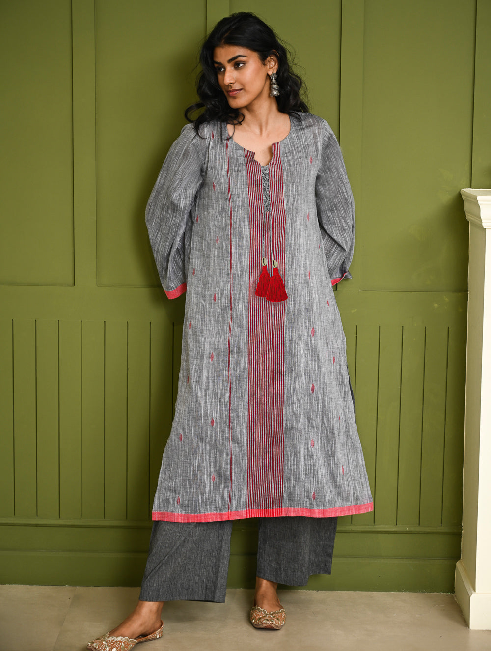 Ethnic Weaves. Bengal Handwoven Jamdani Light & Soft Mul Cotton Loose Fit Kurta - Soft Grey, (2 pc set)