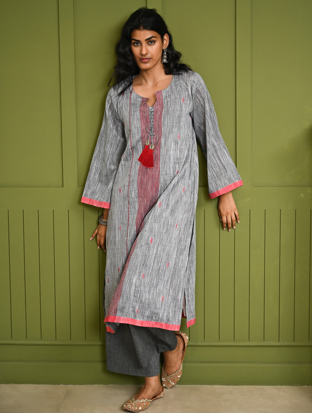 Ethnic Weaves. Bengal Handwoven Jamdani Light & Soft Mul Cotton Loose Fit Kurta - Soft Grey, (2 pc set)