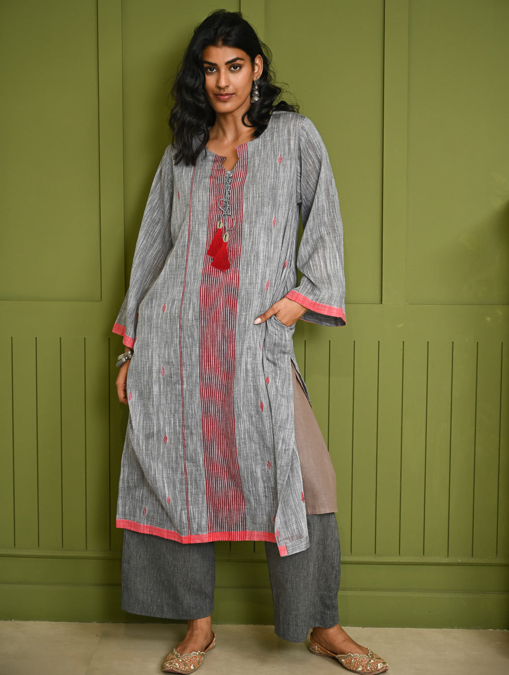 Ethnic Weaves. Bengal Handwoven Jamdani Light & Soft Mul Cotton Loose Fit Kurta - Soft Grey, (2 pc set)