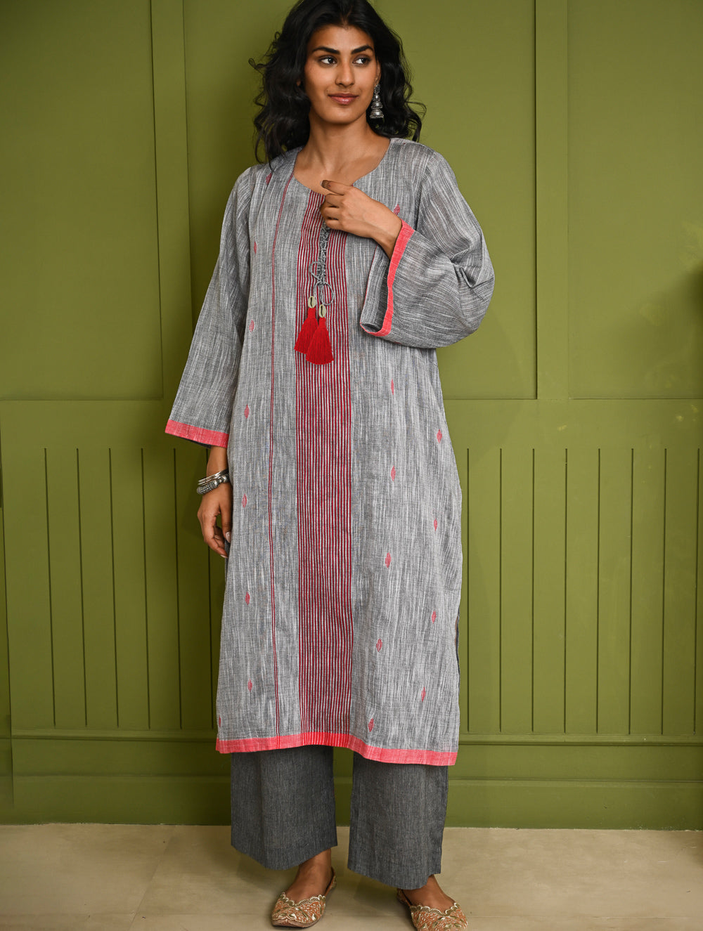 Ethnic Weaves. Bengal Handwoven Jamdani Light & Soft Mul Cotton Loose Fit Kurta - Soft Grey, (2 pc set)
