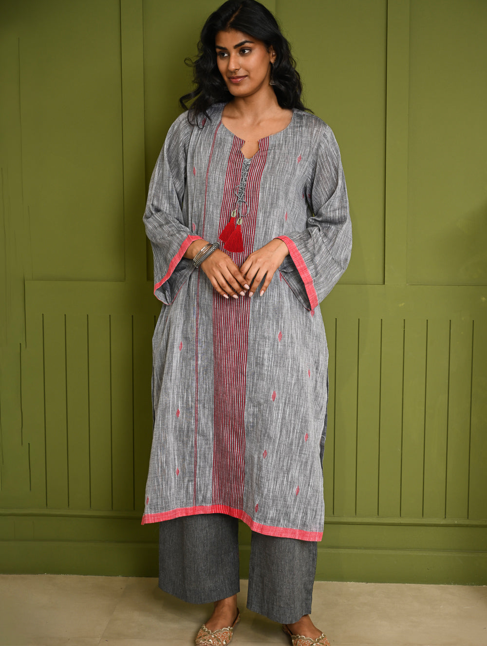Ethnic Weaves. Bengal Handwoven Jamdani Light & Soft Mul Cotton Loose Fit Kurta - Soft Grey, (2 pc set)