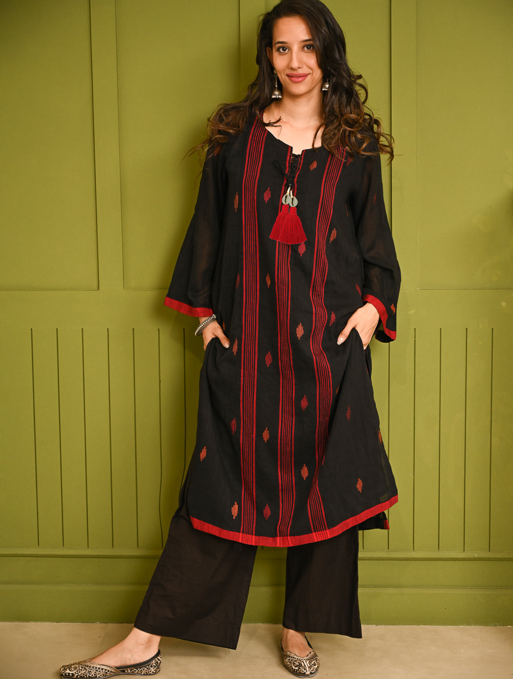 Ethnic Weaves. Bengal Handwoven Jamdani Light & Soft Mul Cotton Loose Fit Kurta - Stunning Black, (2 pc set)