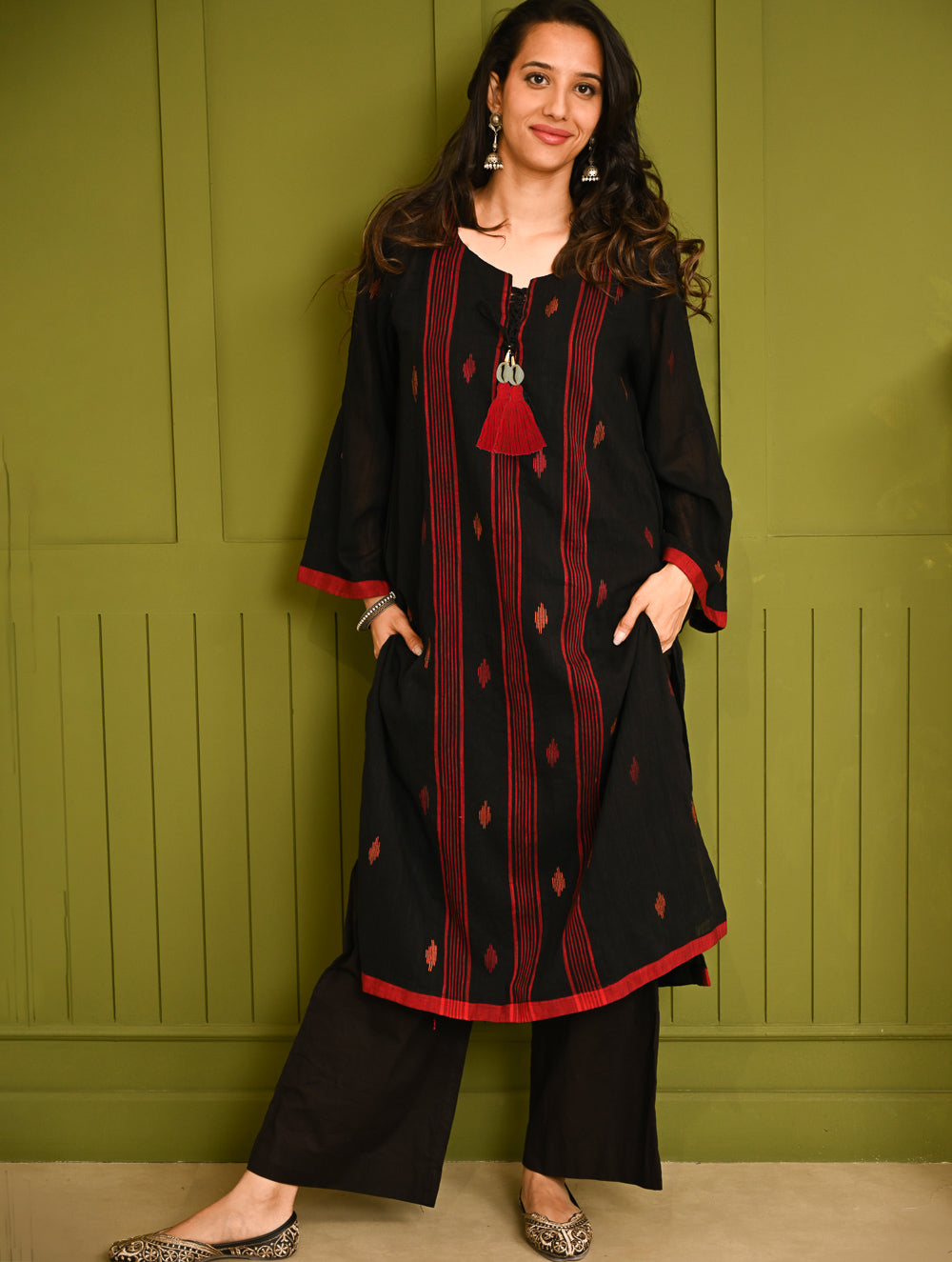 Ethnic Weaves. Bengal Handwoven Jamdani Light & Soft Mul Cotton Loose Fit Kurta - Stunning Black, (2 pc set)