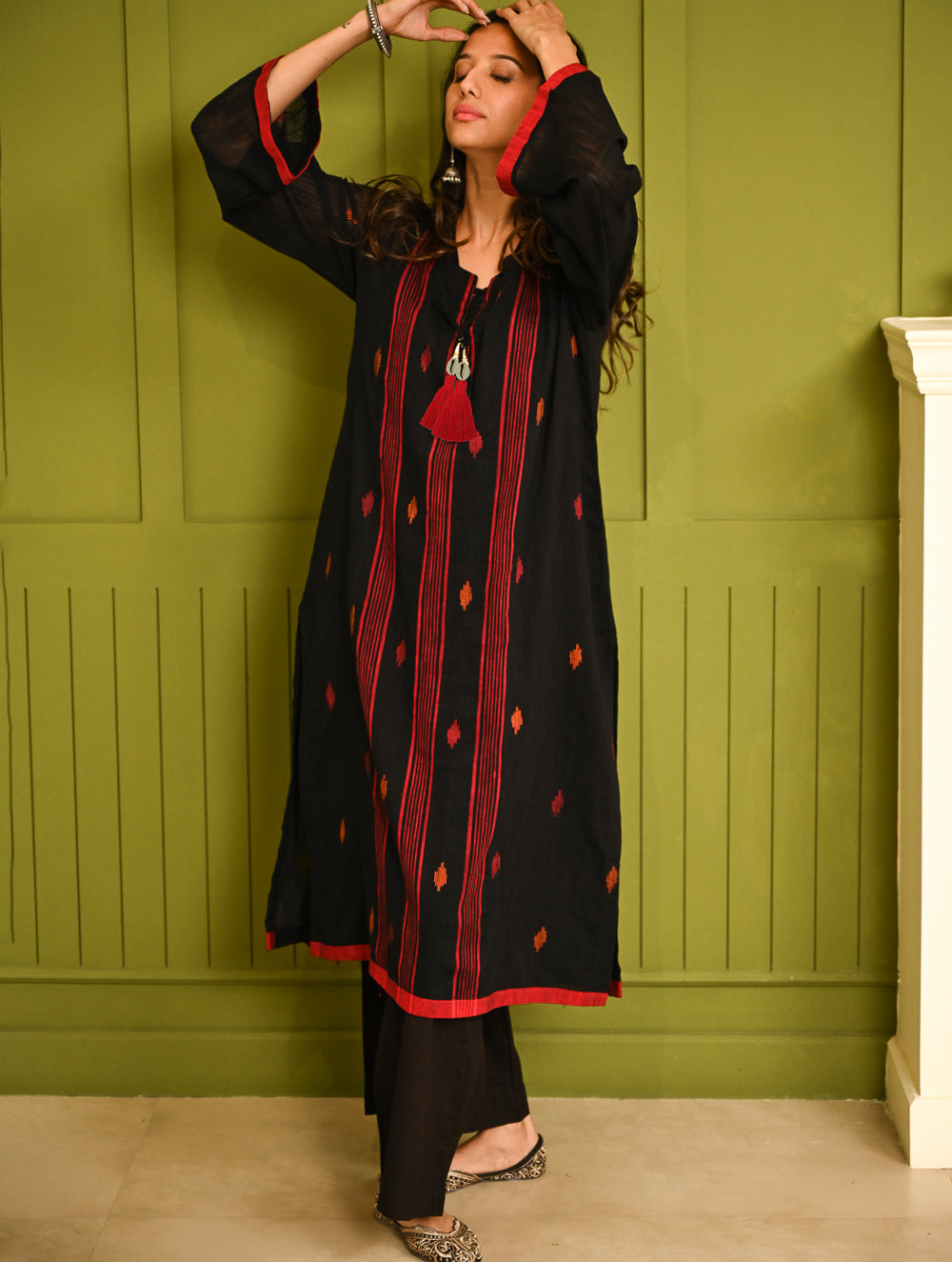 Ethnic Weaves. Bengal Handwoven Jamdani Light & Soft Mul Cotton Loose Fit Kurta - Stunning Black, (2 pc set)