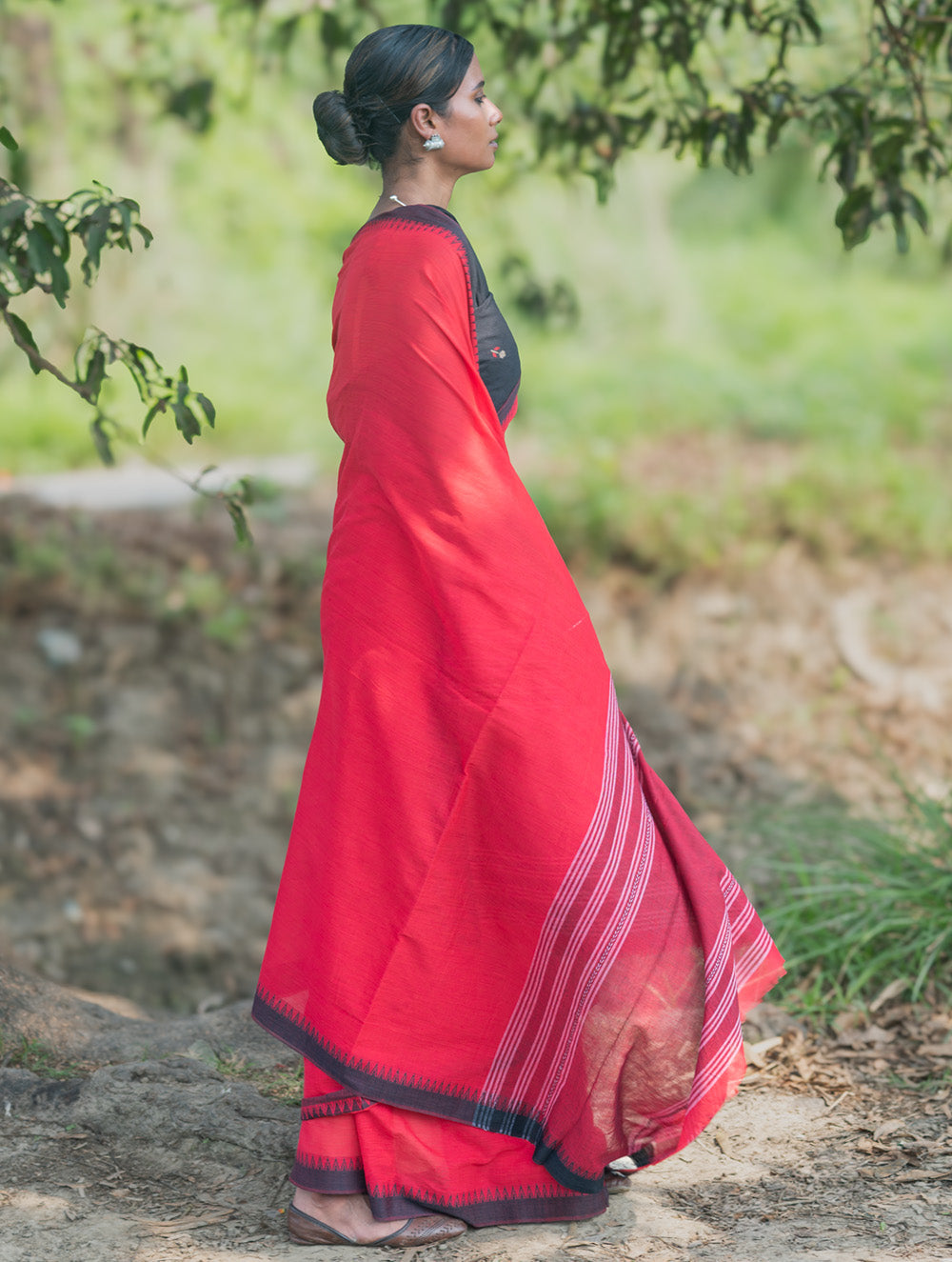 Bengal Weaves. Handwoven Soft Cotton Saree - Crimson Flow