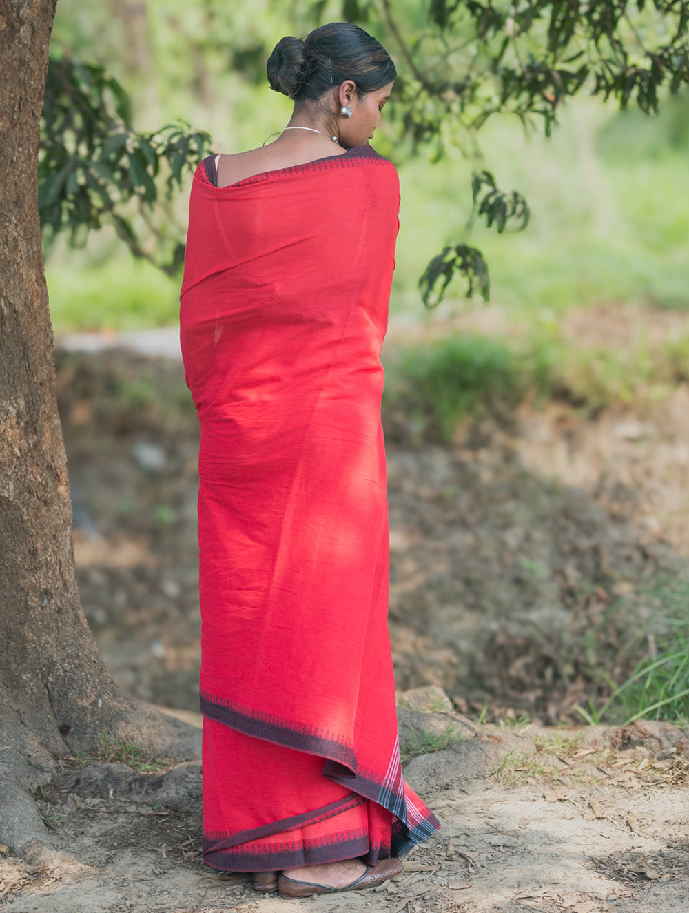 Bengal Weaves. Handwoven Soft Cotton Saree - Crimson Flow