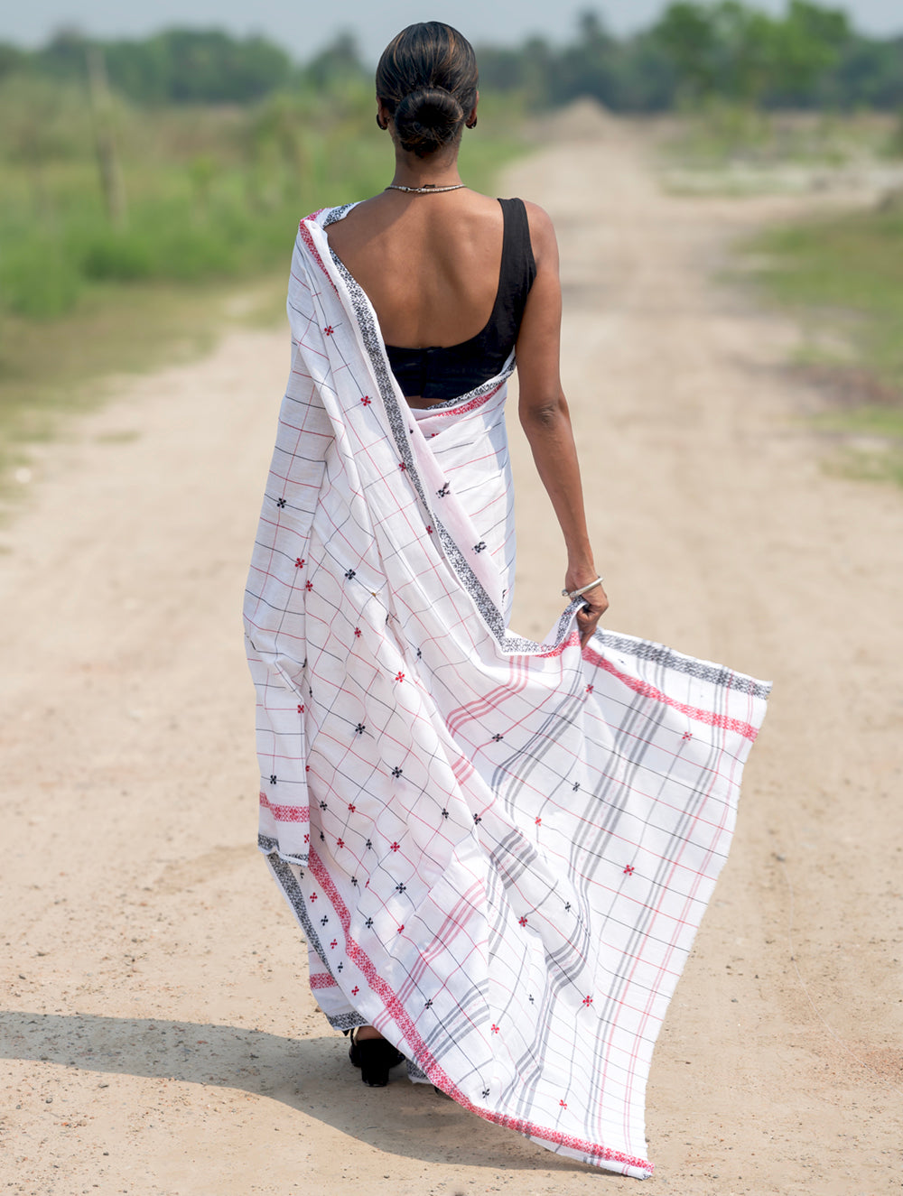 Bengal Weaves. Handwoven Soft Cotton Saree - Ivory Grid