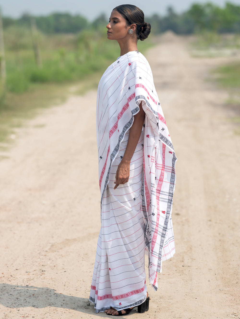 Bengal Weaves. Handwoven Soft Cotton Saree - Ivory Grid