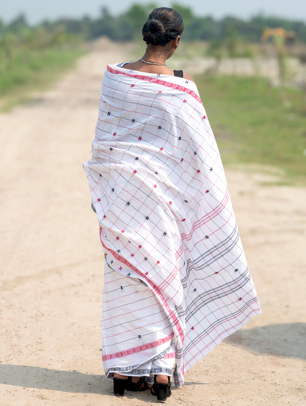 Bengal Weaves. Handwoven Soft Cotton Saree - Ivory Grid