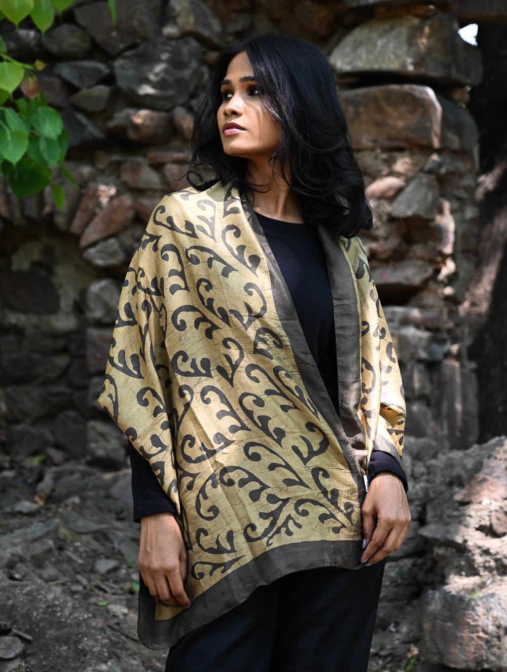 Light & Elegant. Handcrafted Silk Batik Stole - Charcoal Vines