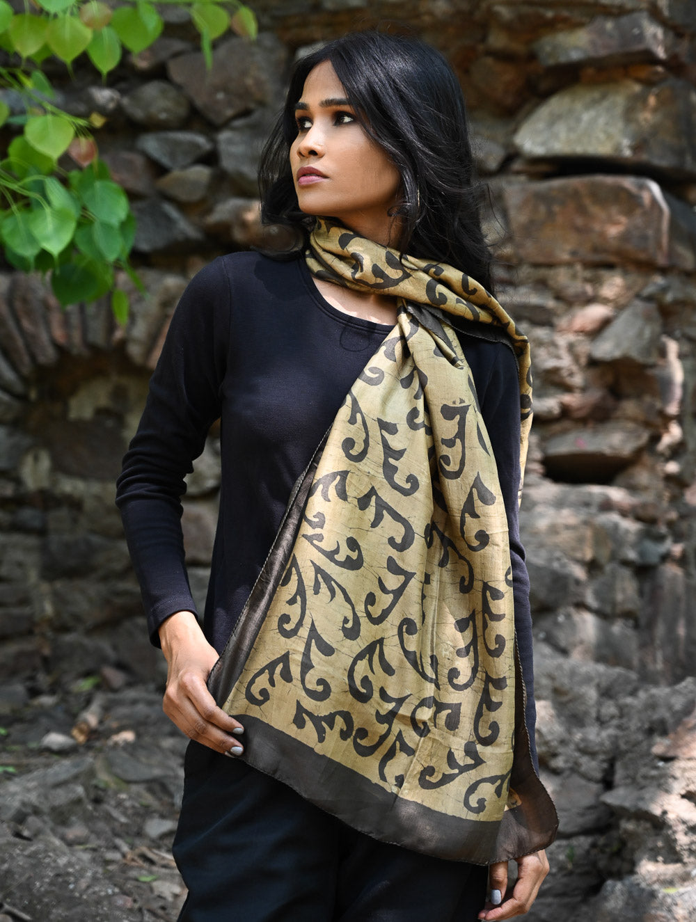 Light & Elegant. Handcrafted Silk Batik Stole - Charcoal Vines