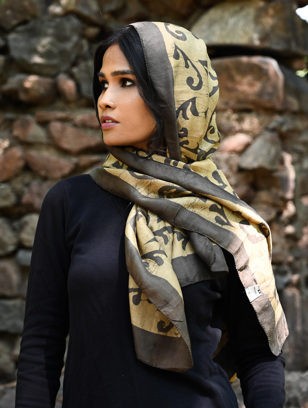 Light & Elegant. Handcrafted Silk Batik Stole - Charcoal Vines