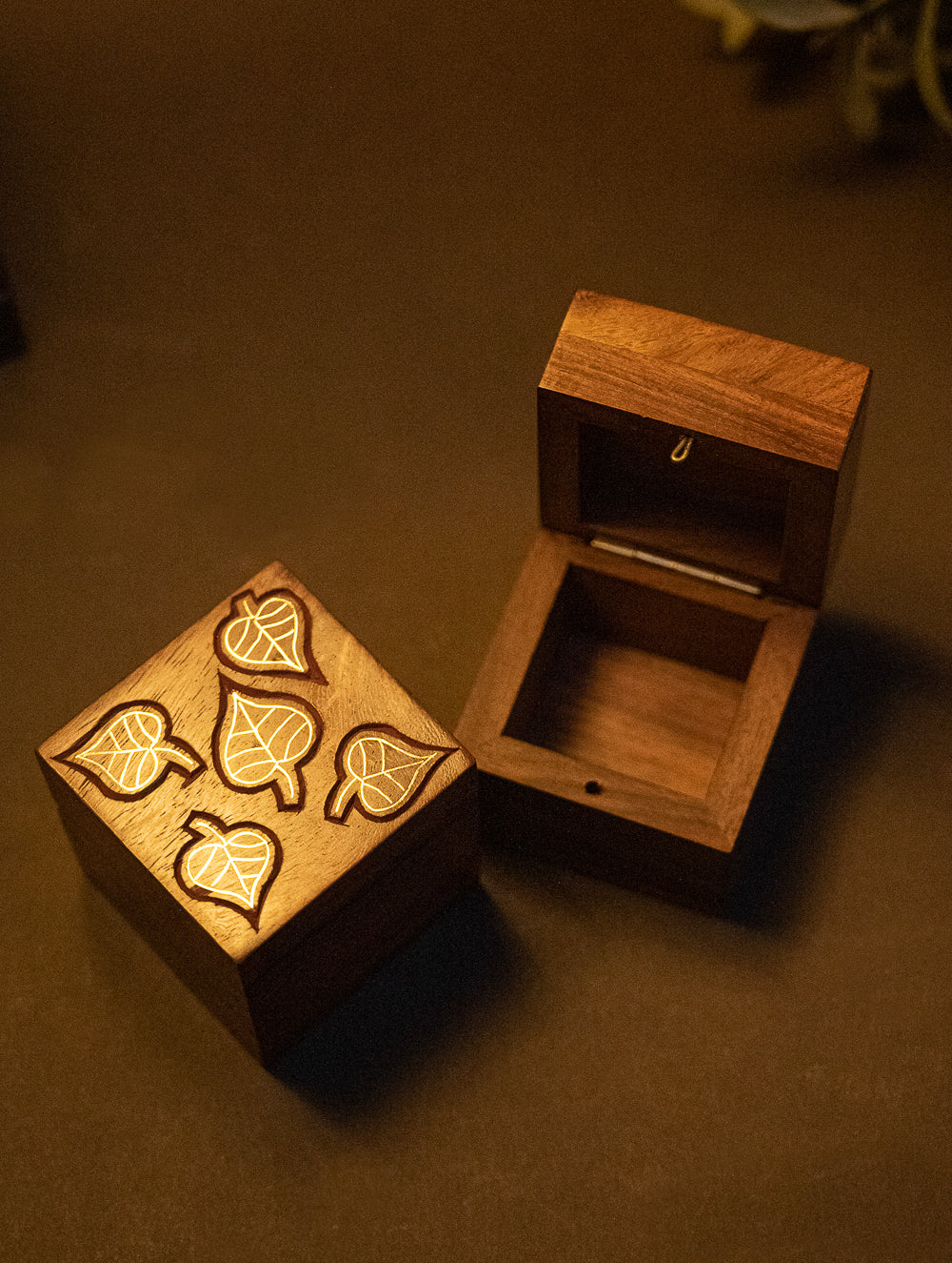 Load image into Gallery viewer, Tarakashi Wooden Inlay Decorative Box- Leaf