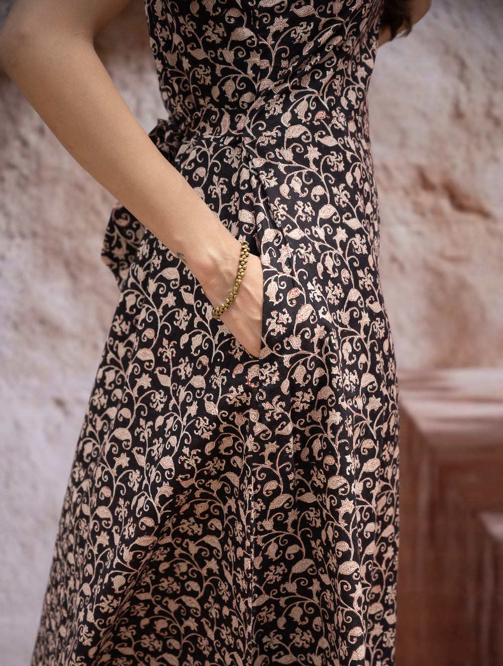 Load image into Gallery viewer, The Work Edit. Bagru Hand Block Printed Cotton Dress - Black Vine