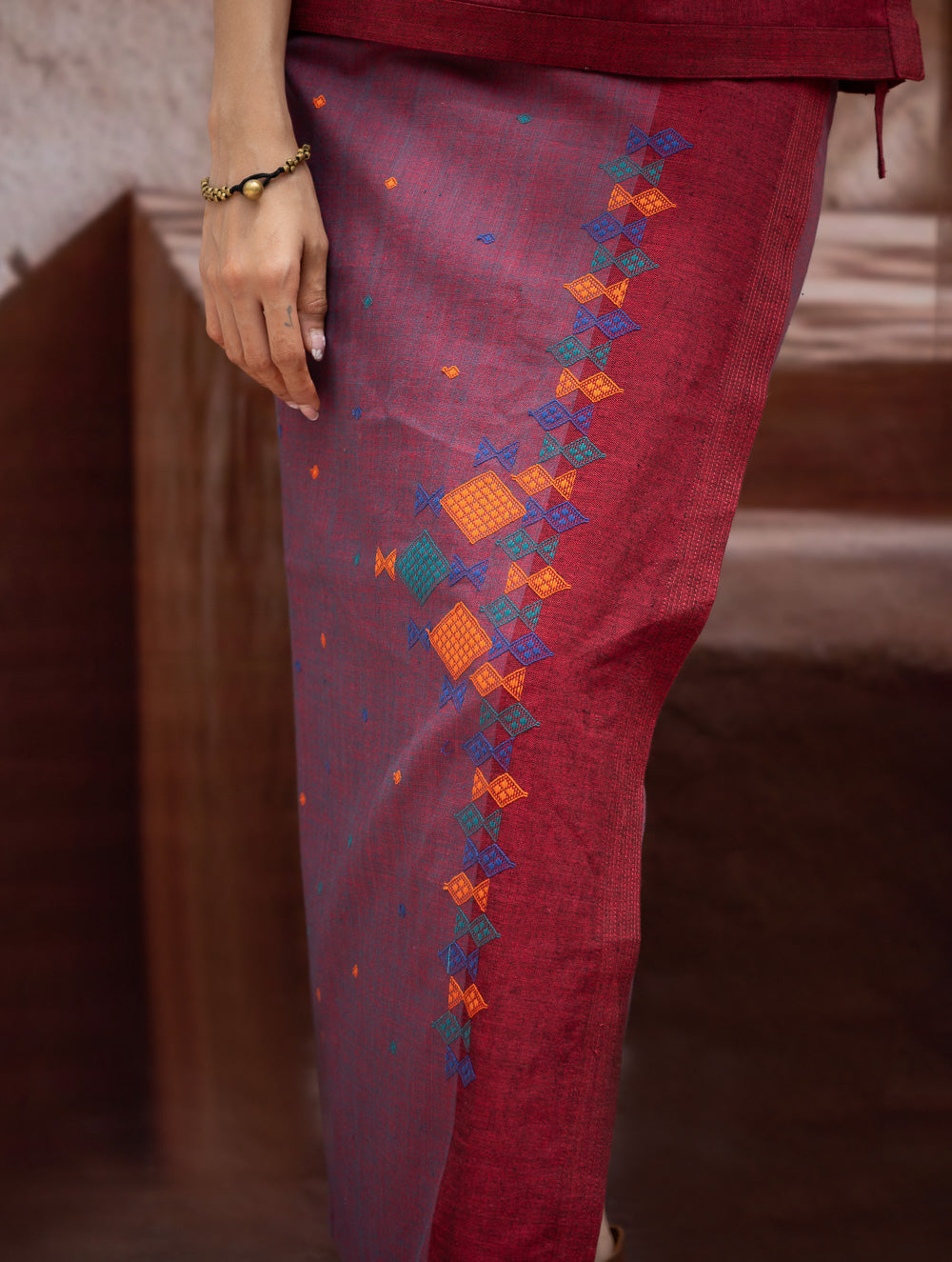 Load image into Gallery viewer, The Work Edit. Handwoven Kashida Pattu Cotton Wrap Skirt &amp; Top Set - Aztec in Rust (Set of 2)