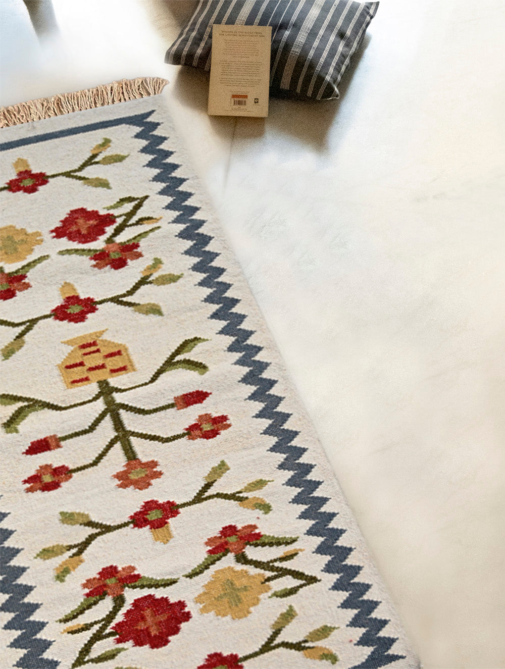 Exclusive Handmade Wool & Cotton Mirzapur Dhurrie Rug - Snow Garden (6ft x 2ft)
