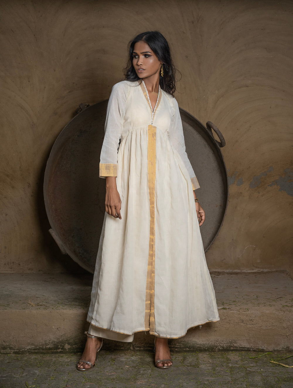 Load image into Gallery viewer, Classic Elegance. The Kerala Kasavu Cotton &amp; Zari Long Ethnic Kurta / Dress - White &amp; Gold. 