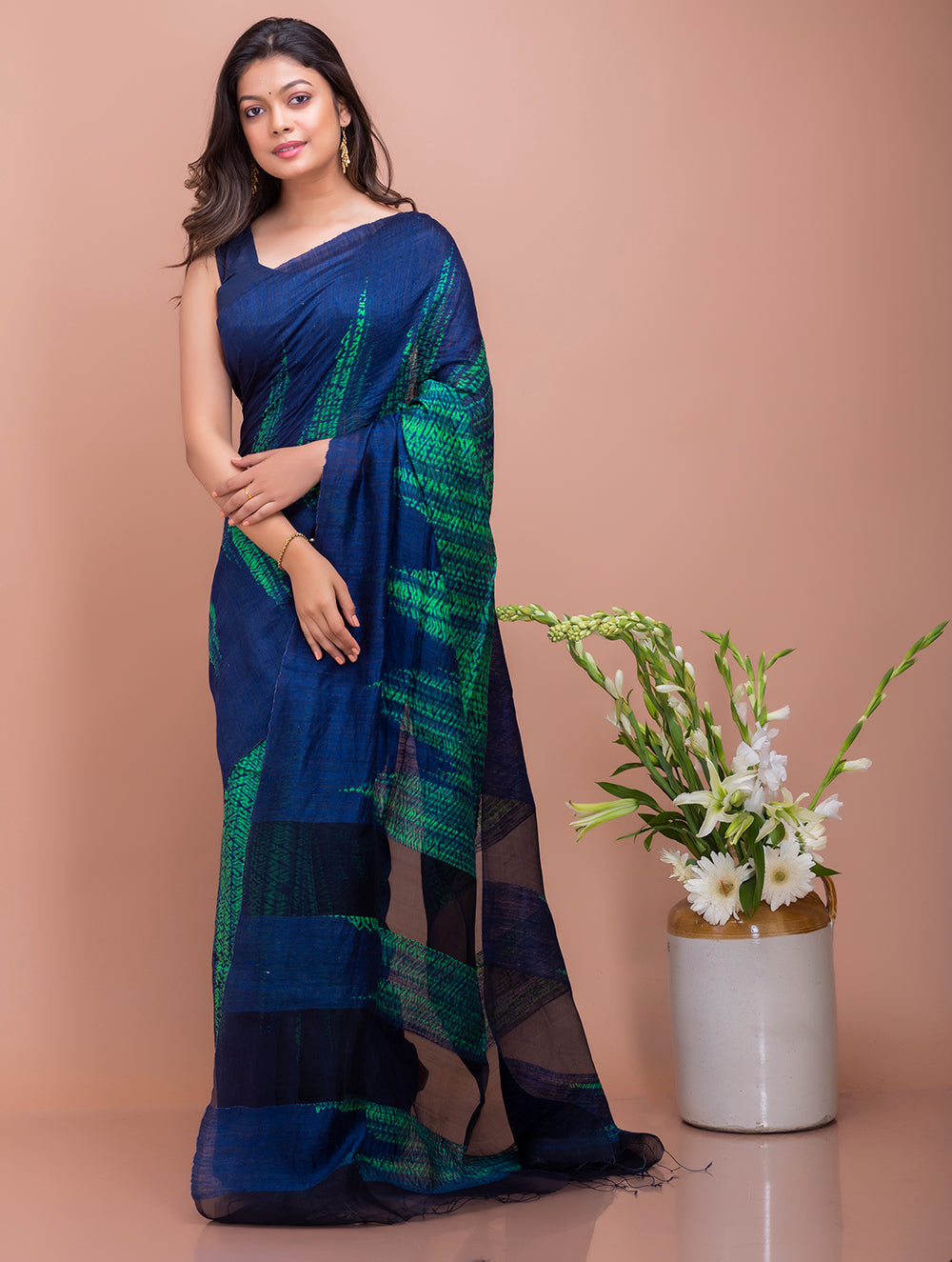 Load image into Gallery viewer, Elegant Bengal Handwoven Matka Silk Shibori Saree - Navy Blue &amp; Green