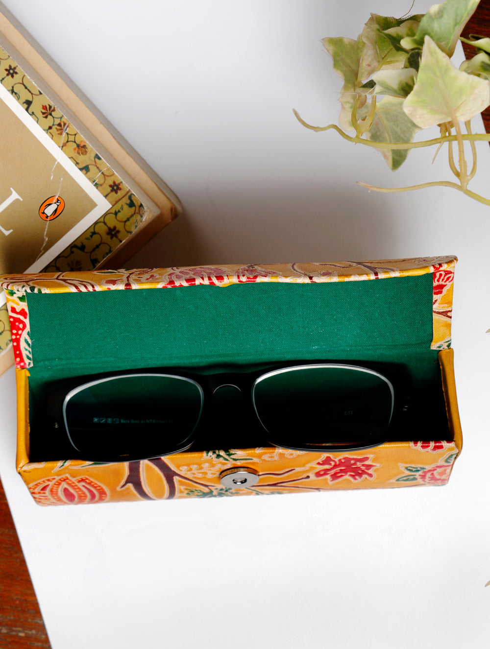 Load image into Gallery viewer, Embossed Leather - Spectacle Case - The India Craft House 