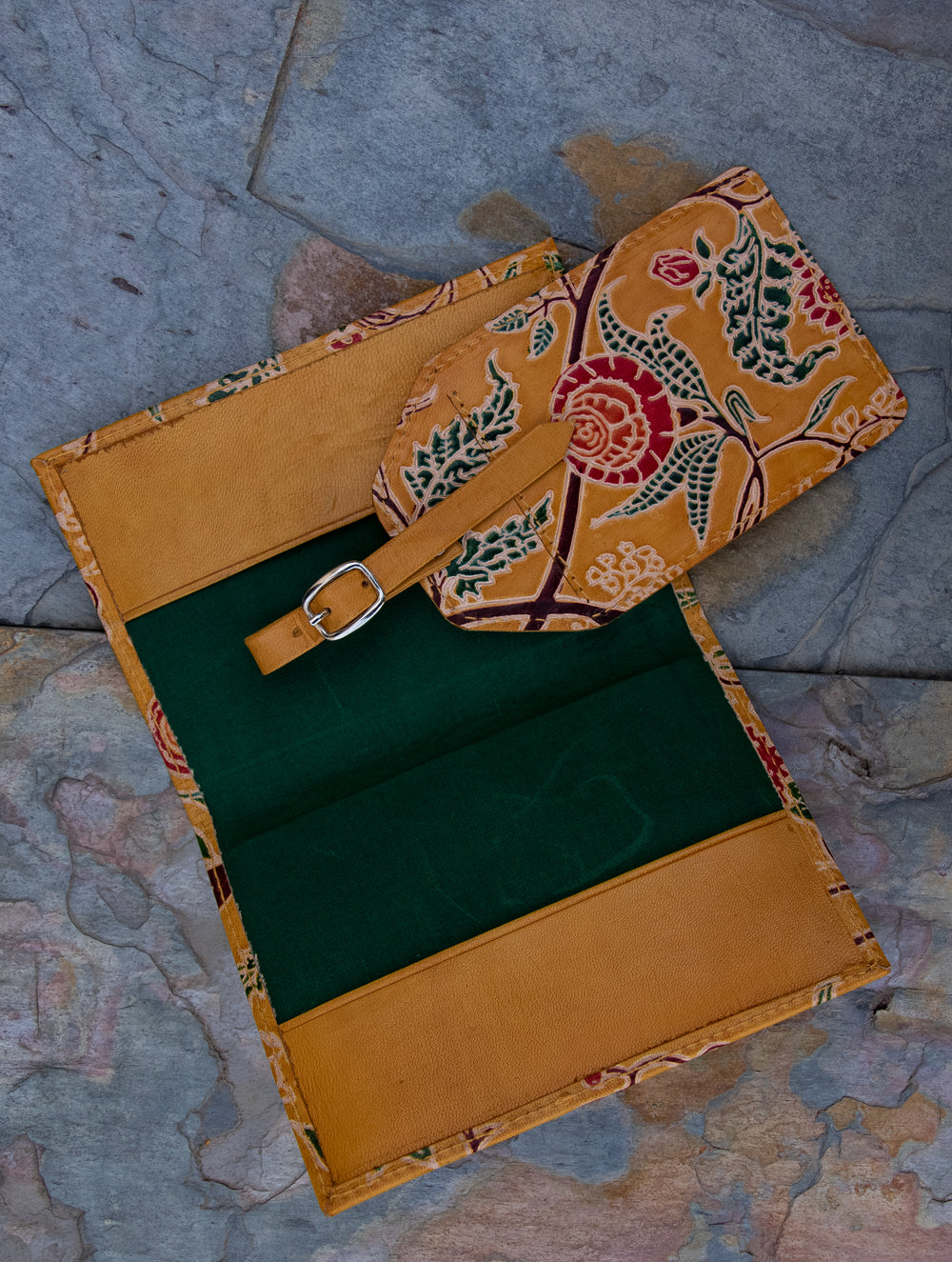 Load image into Gallery viewer, Embossed Leather Travel set - Passport cover &amp; Luggage tag - The India Craft House 