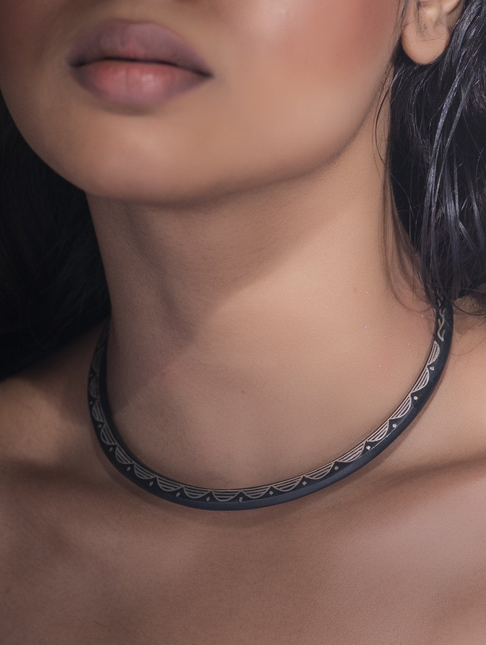 Load image into Gallery viewer, Exclusive Bidri Craft Choker With Pure Silver Inlay - Ornate Feathers