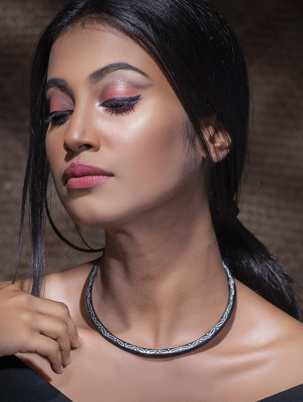 Load image into Gallery viewer, Exclusive Bidri Craft Choker With Pure Silver Inlay - Slim Waves
