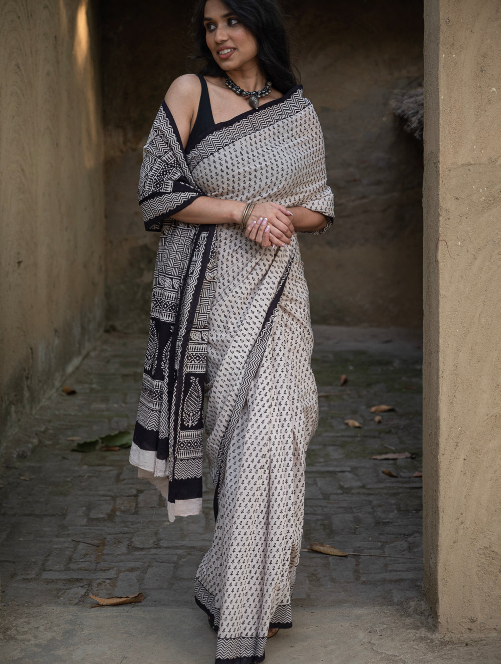 Load image into Gallery viewer, Exclusive Bagh Hand Block Printed Cotton Saree - Black Florets