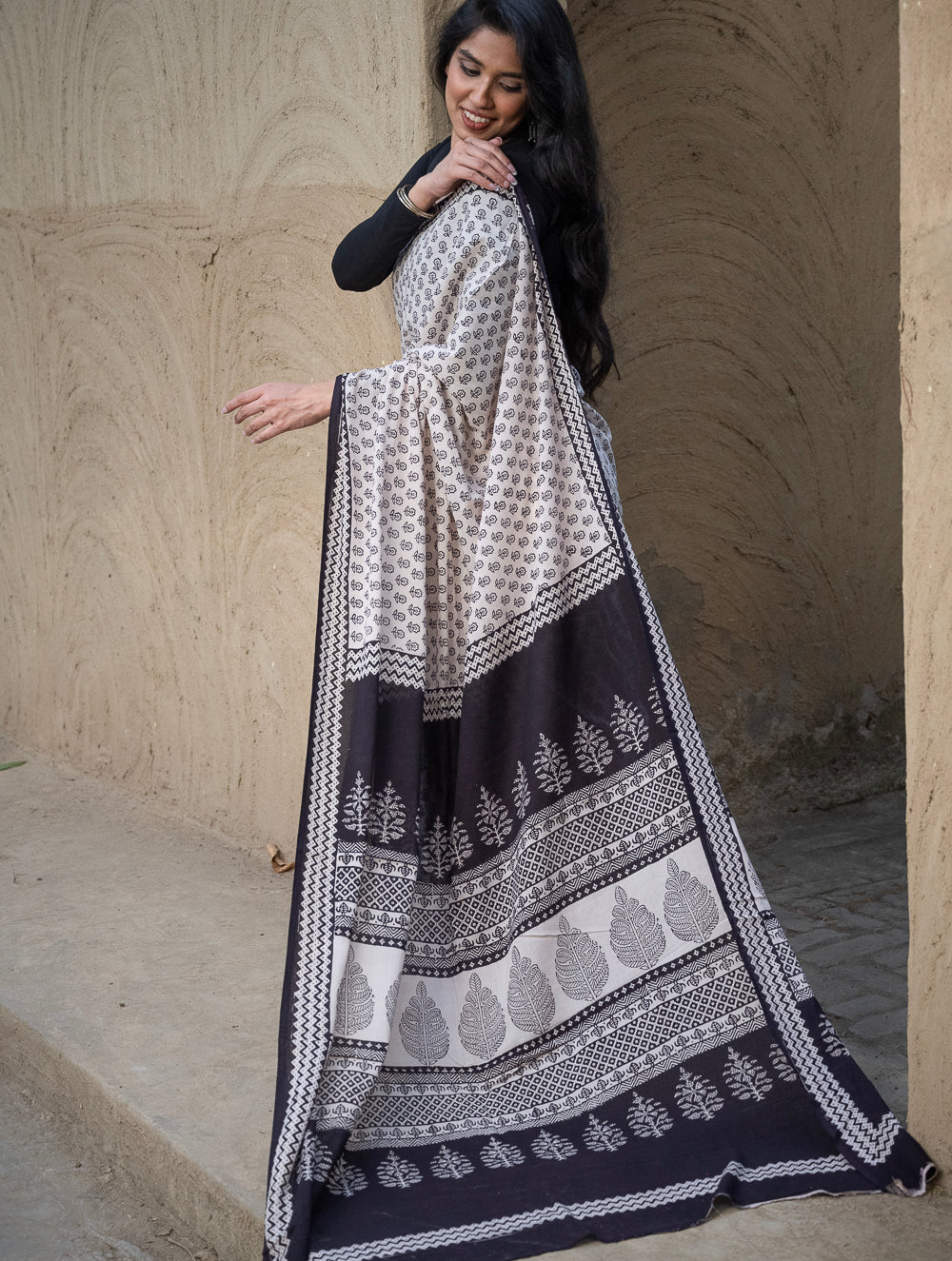 Load image into Gallery viewer, Exclusive Bagh Hand Block Printed Cotton Saree - Floral Geometry