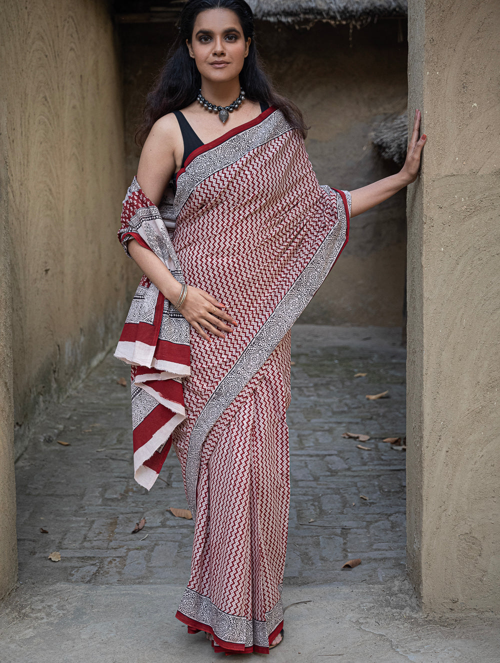 Load image into Gallery viewer, Exclusive Bagh Hand Block Printed Cotton Saree - Red Zigzags