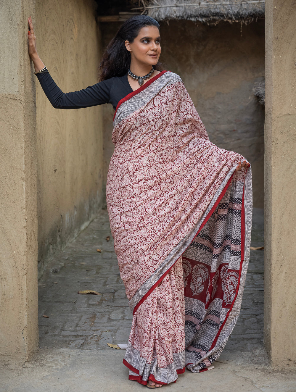 Load image into Gallery viewer, Exclusive Bagh Hand Block Printed Cotton Saree - White Paisleys