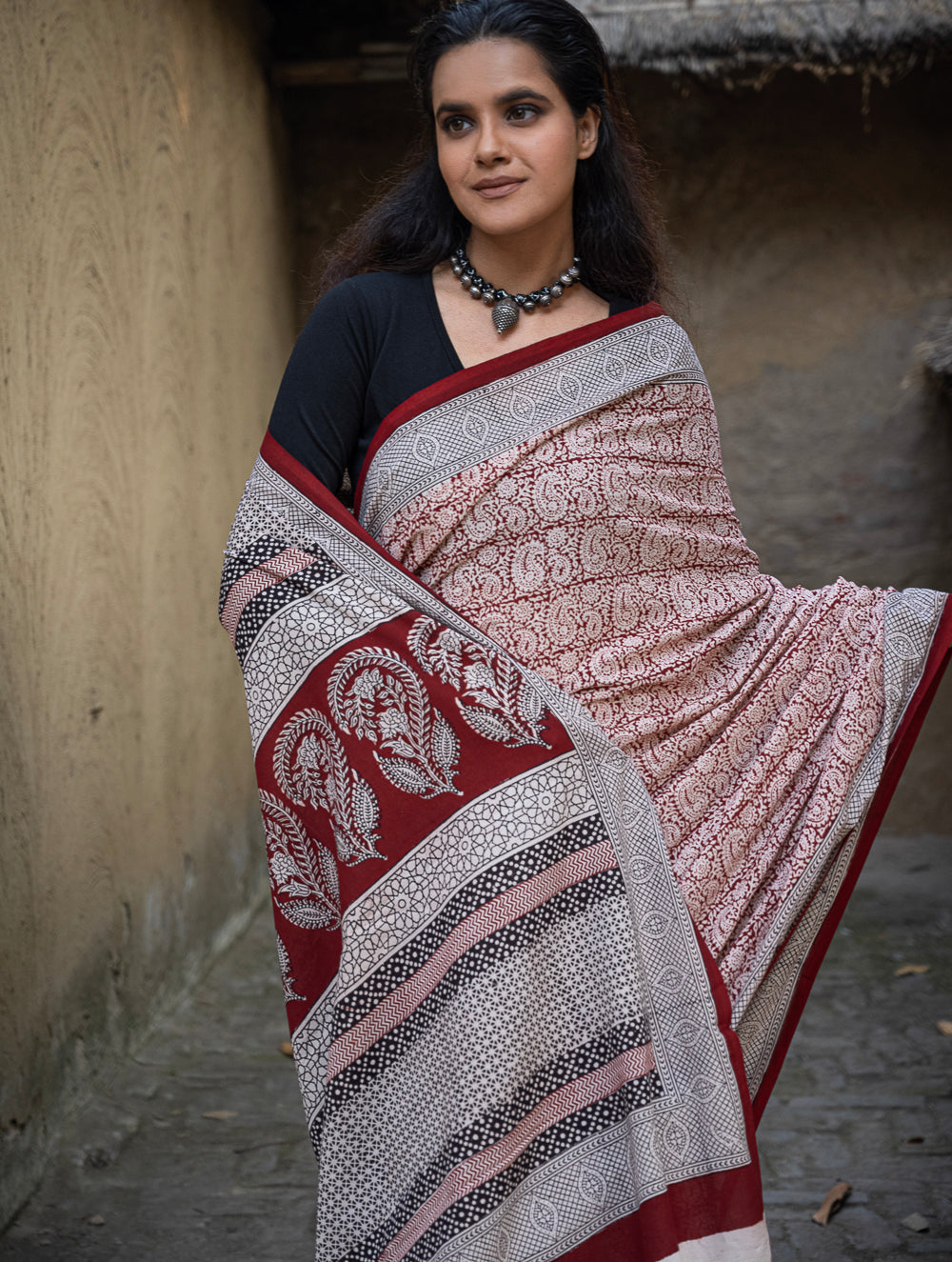 Load image into Gallery viewer, Exclusive Bagh Hand Block Printed Cotton Saree - White Paisleys