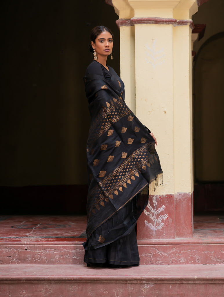 Handwoven Elegance. Exclusive Linen Jamdani Saree - Black Appeal
