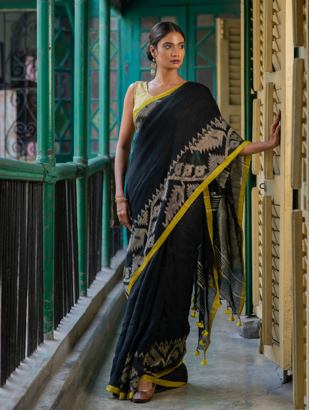 Handwoven Elegance. Exclusive Linen Jamdani Saree - Black Beauty