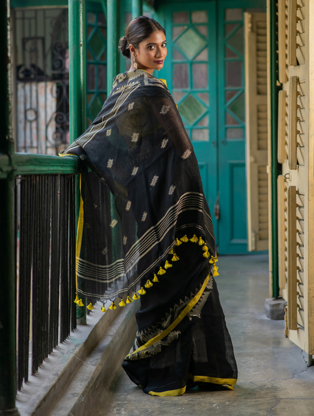Handwoven Elegance. Exclusive Linen Jamdani Saree - Black Beauty