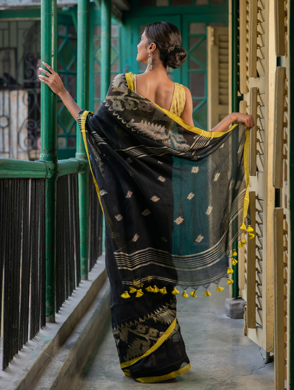 Handwoven Elegance. Exclusive Linen Jamdani Saree - Black Beauty