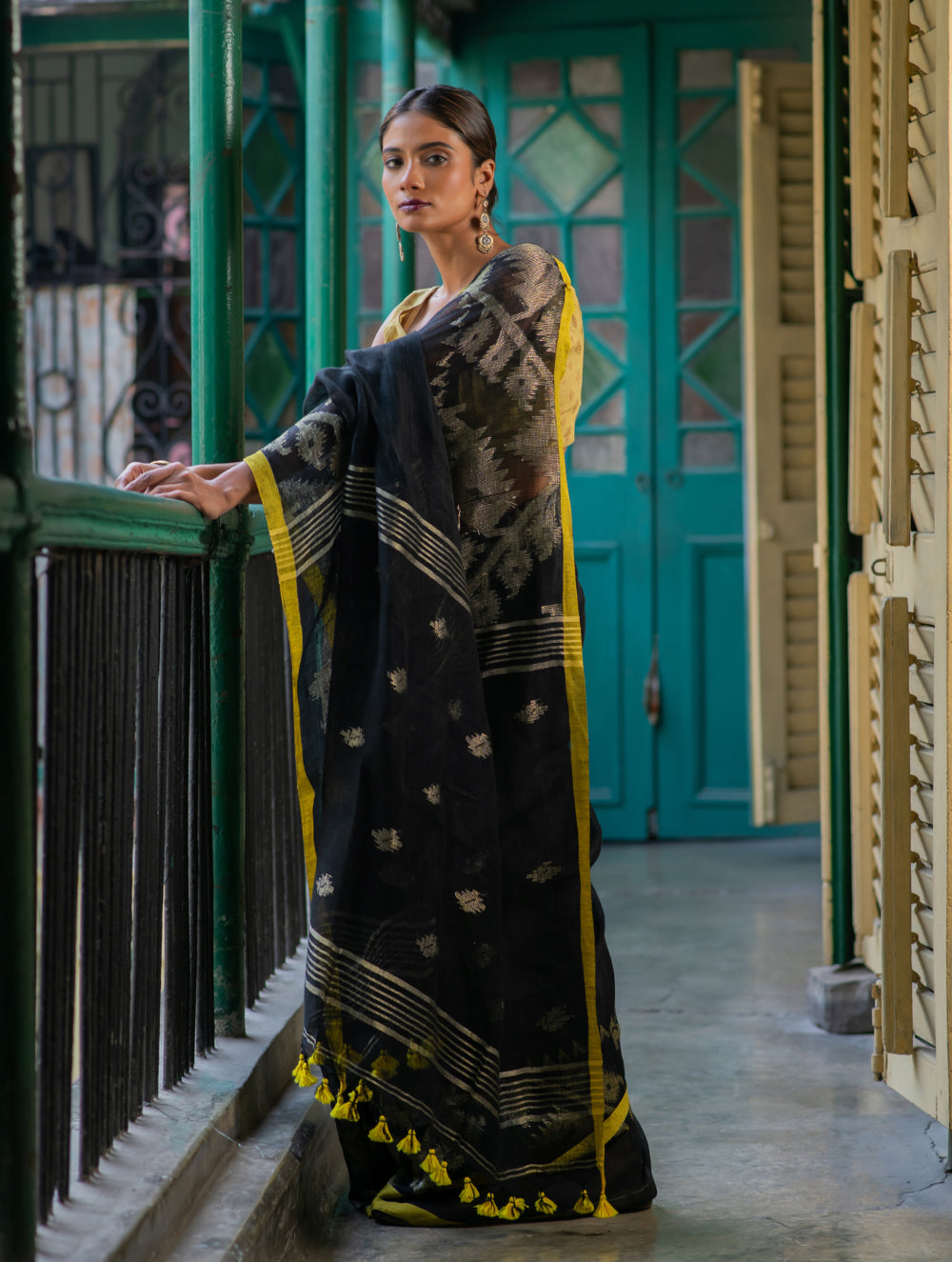 Handwoven Elegance. Exclusive Linen Jamdani Saree - Black Beauty